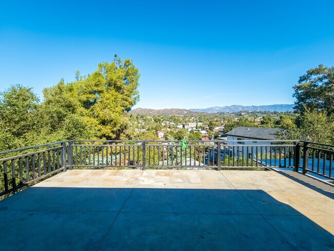 Building Photo - 1404 Oak Grove Dr