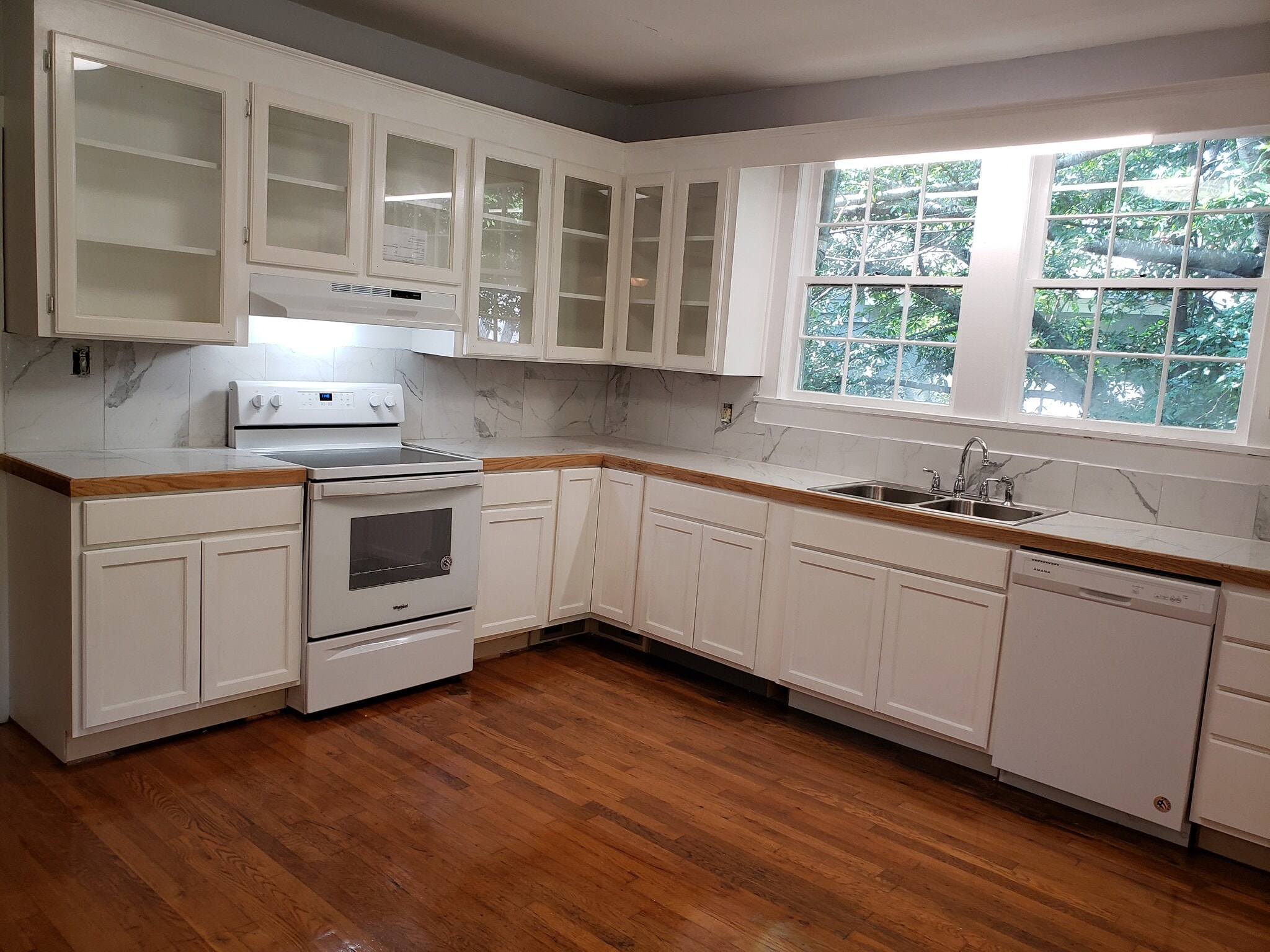 Kitchen cabinets - 2800 Grace St
