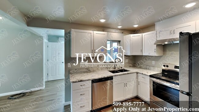 Building Photo - Explore this attractive property in Yakima with 3 bedrooms and 1 bathroom