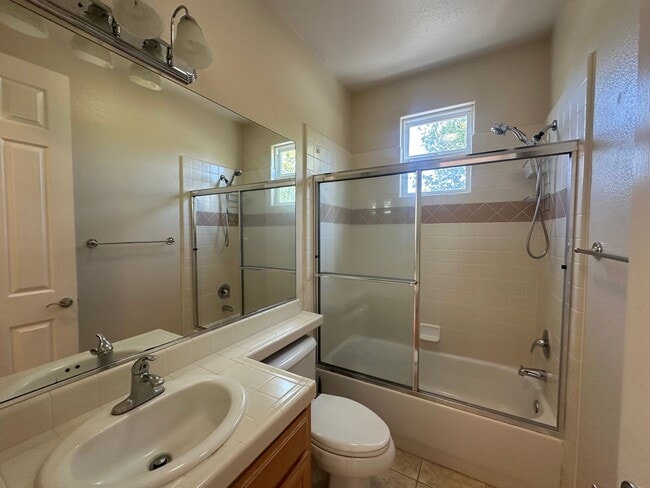 Building Photo - Single Story, Bright and Beautiful Home, w...