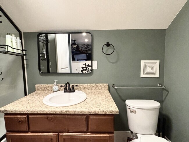 Building Photo - 608 Park St.