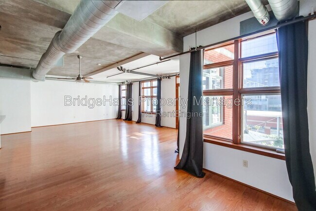 Building Photo - 877 Island Ave