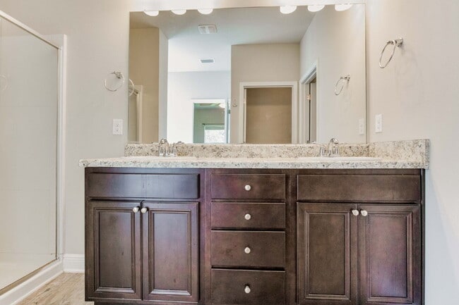 Building Photo - Welcome to this exquisite 4-bedroom, 2-bat...