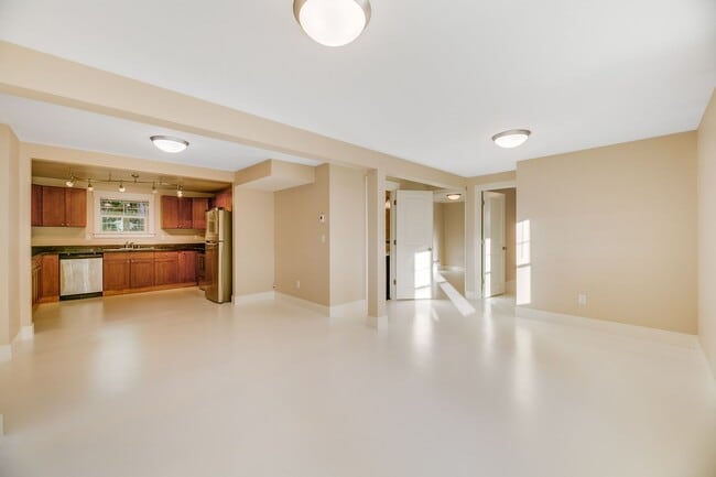 Building Photo - Amazing 4-Bedroom Daylight Basement in Well-Maintained Triplex!