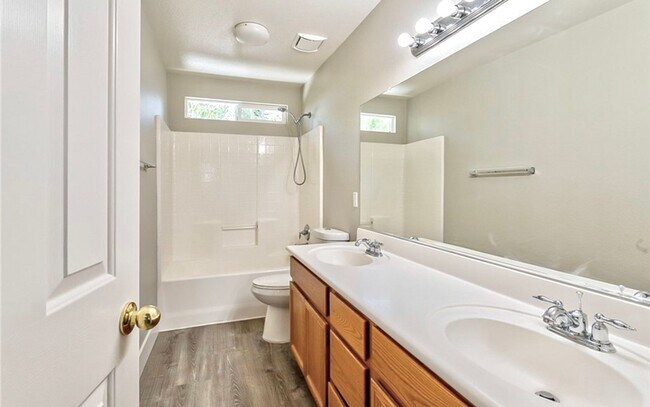 Building Photo - Beautiful 3 Bedroom Mapleton Home on a Residential Cul-De-Sac Street!