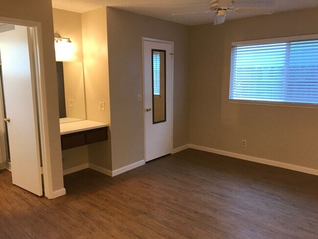 Building Photo - 5532 E Knoll Dr