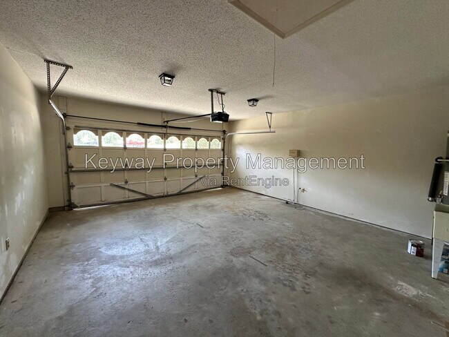 Building Photo - 2919 Pointewest Dr