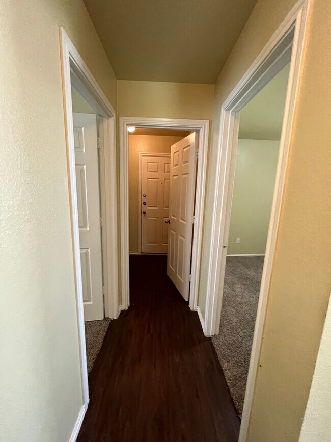 Building Photo - 3 Bedroom 2 bath NEAR TESLA!