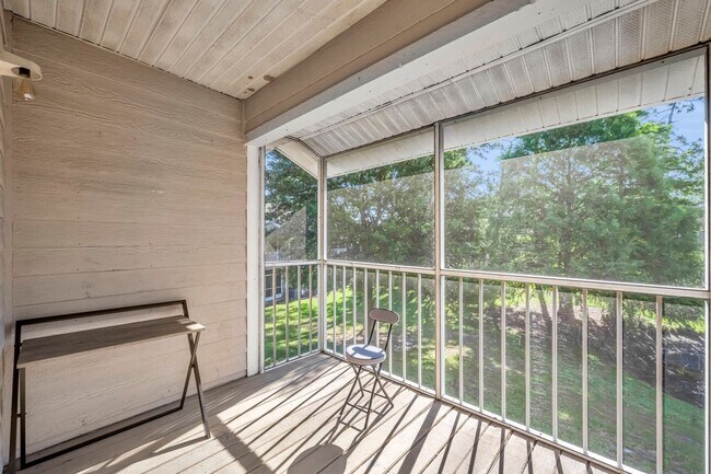 Building Photo - Oviedo Condo One-bedroom Available UTILITIES included.