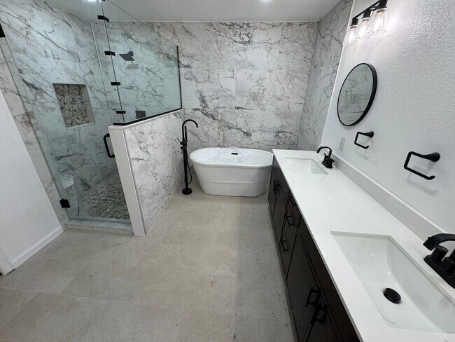 Building Photo - Completely Remodeled Home in Englewood