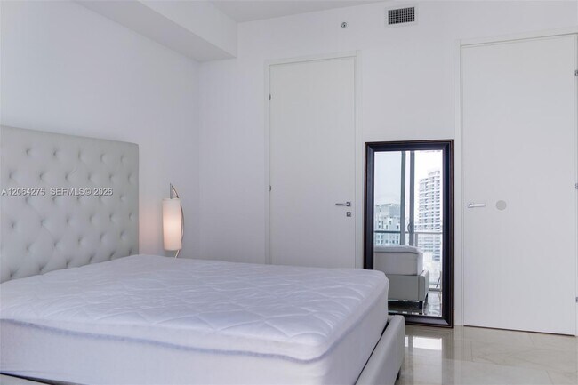 Building Photo - 1300 Brickell Bay Dr