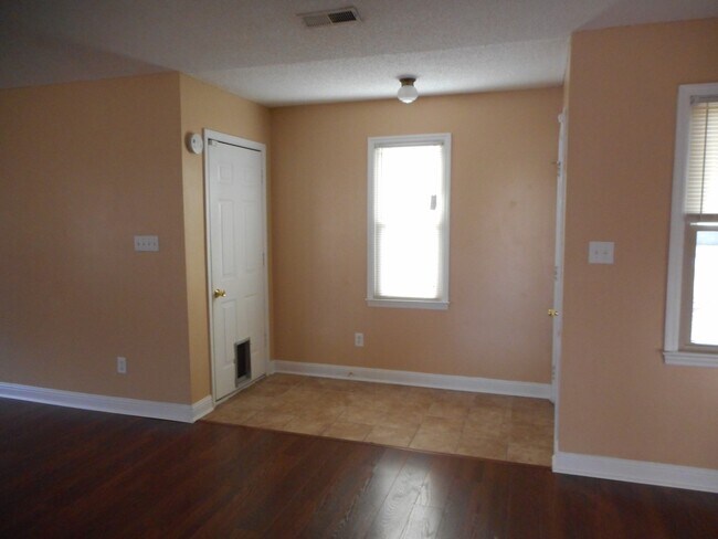 Building Photo - 3 BR 2 BA in Midway Park