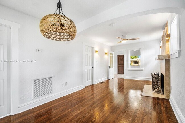 Building Photo - 416 S L St