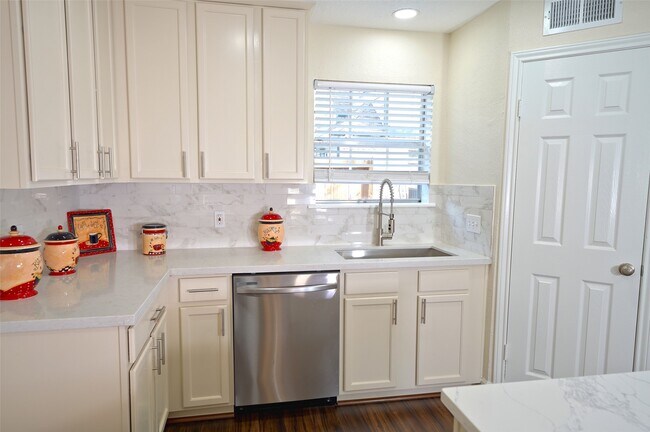 Building Photo - 11822 Hillbrook Dr