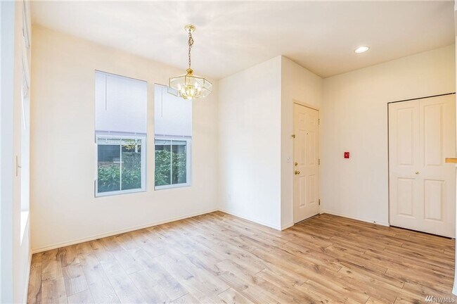 Building Photo - 2Bd/2Ba Issaquah Condo