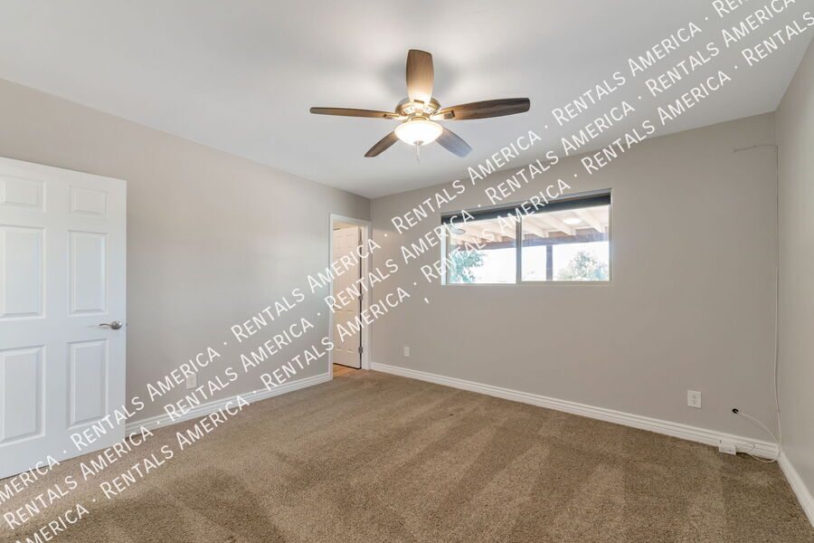 Building Photo - 4000 W Orangewood Dr