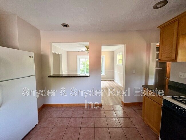 Building Photo - 605 Sackett Ave