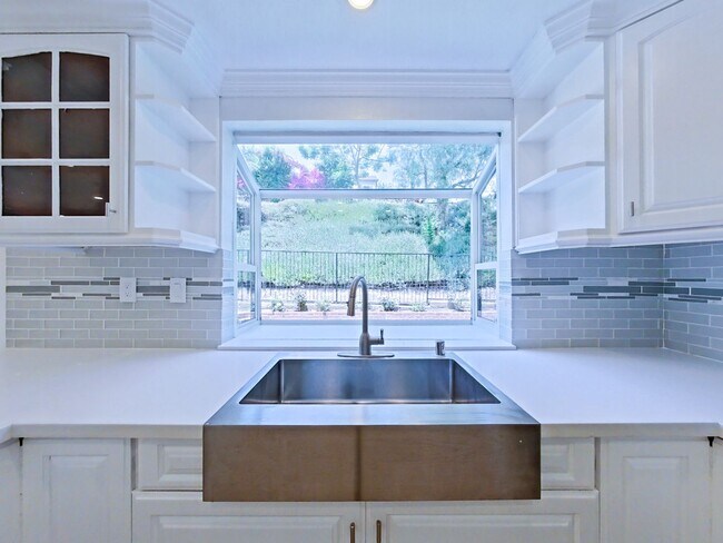 Building Photo - Stunning Remodeled Home in Dana Woods – Co...