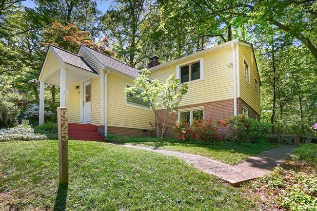 Building Photo - 3 Bed 1.5 Bath - Takoma Park Cottage - Mov...