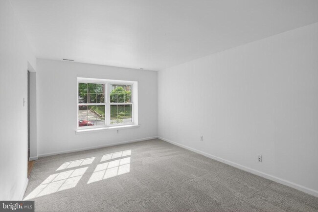 Building Photo - 1884 Forest Dr