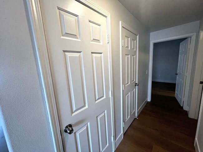 Building Photo - 3 bedroom/ 2 bath condo A Must See