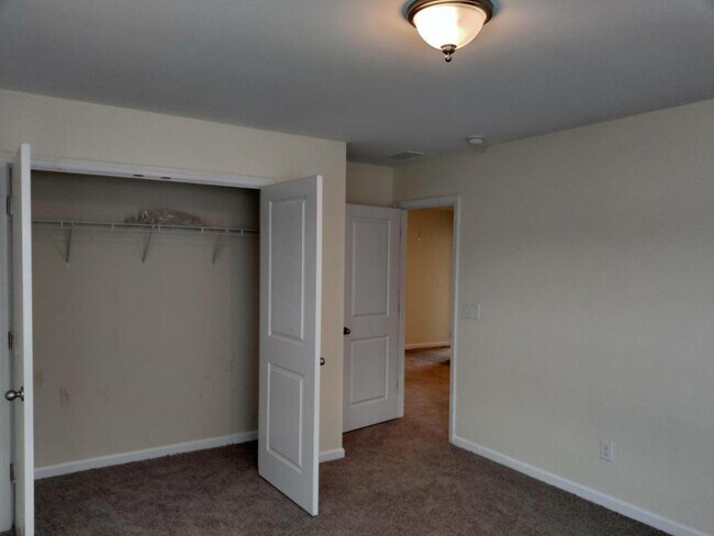 Building Photo - 128 Carolina Wren Ave