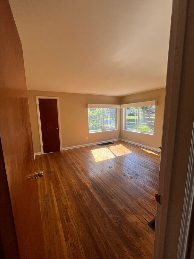 Building Photo - Comfortable 2-Bedroom Single-Family Home with Washer/Dryer Hookups