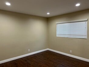 Building Photo - R02-440-MF