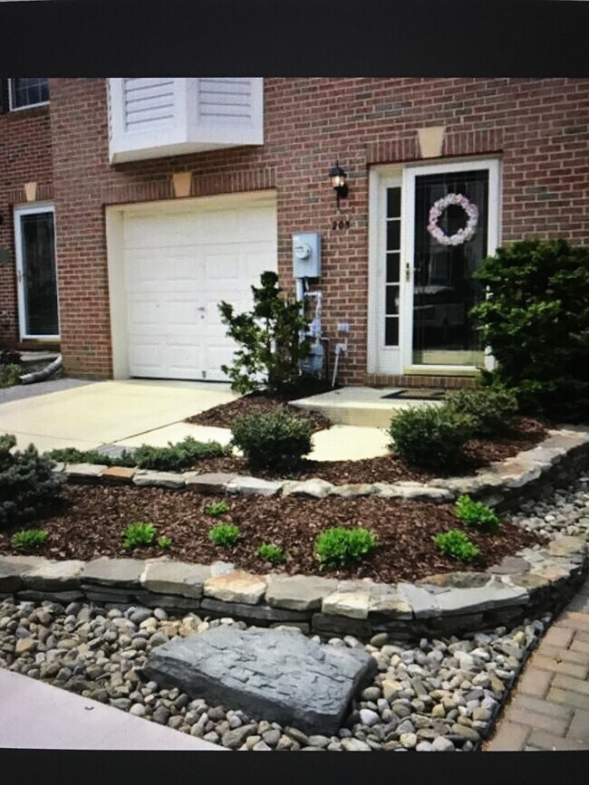 Building Photo - 205 Tilden Way