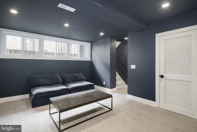 Building Photo - 1126 Lombard St