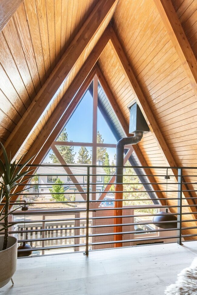 Building Photo - Fully Furnished Modern Mountain Cabin in Wrightwood 2 bedroom 1 bath