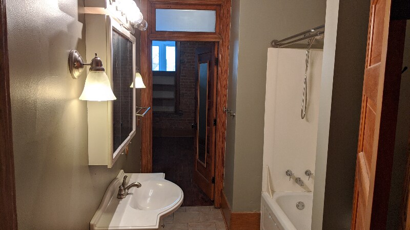 Building Photo - 127 1/2-38-32 E Main St