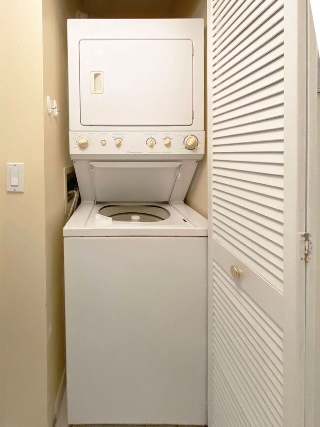 Building Photo - Beautiful 2 Bed / 2 Bath in Palm Club Vill...