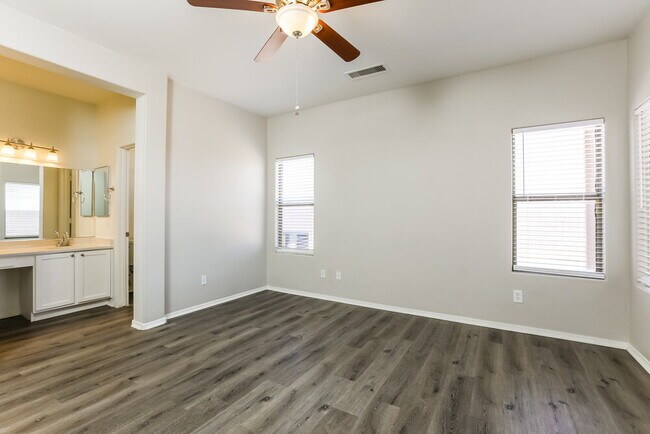 Building Photo - 82 6th Ave W