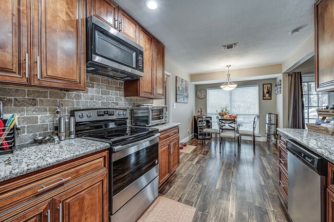 Building Photo - 211 Willow Creek Ct