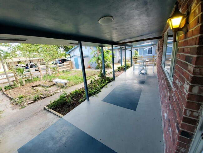 Building Photo - 729 NE 6th St