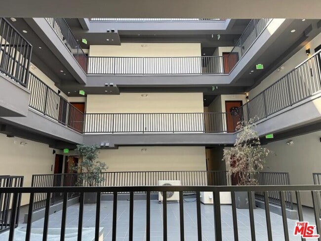 Building Photo - 955 Fedora St