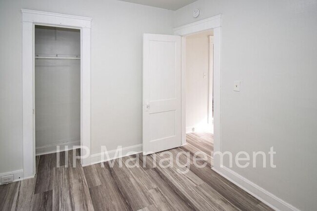 Building Photo - Beautifully renovated 2 bedroom downstairs...