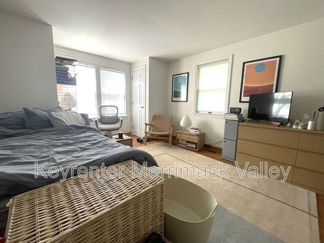 Building Photo - 44 River St