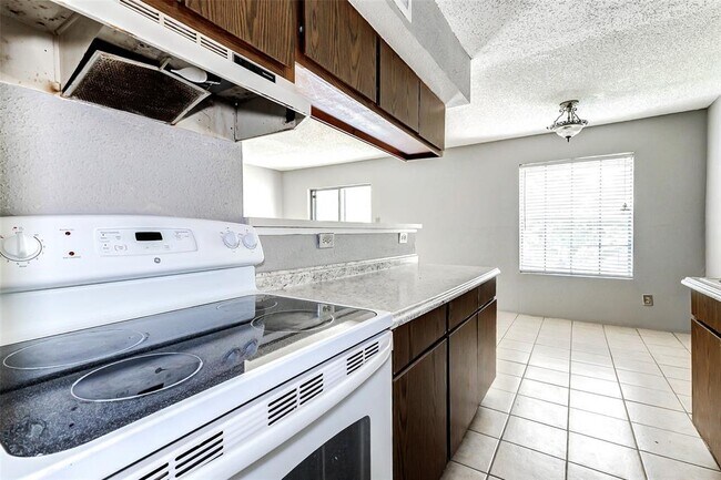 Building Photo - 2750 Holly Hall St