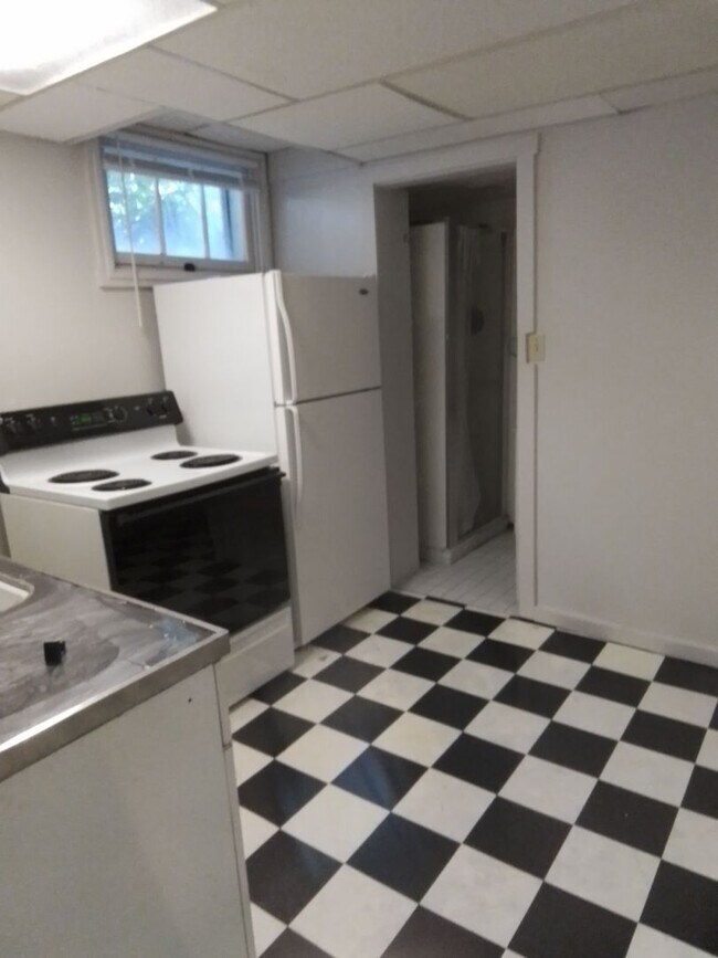 Building Photo - 4 Bedroom close to downtown, bike and walk...