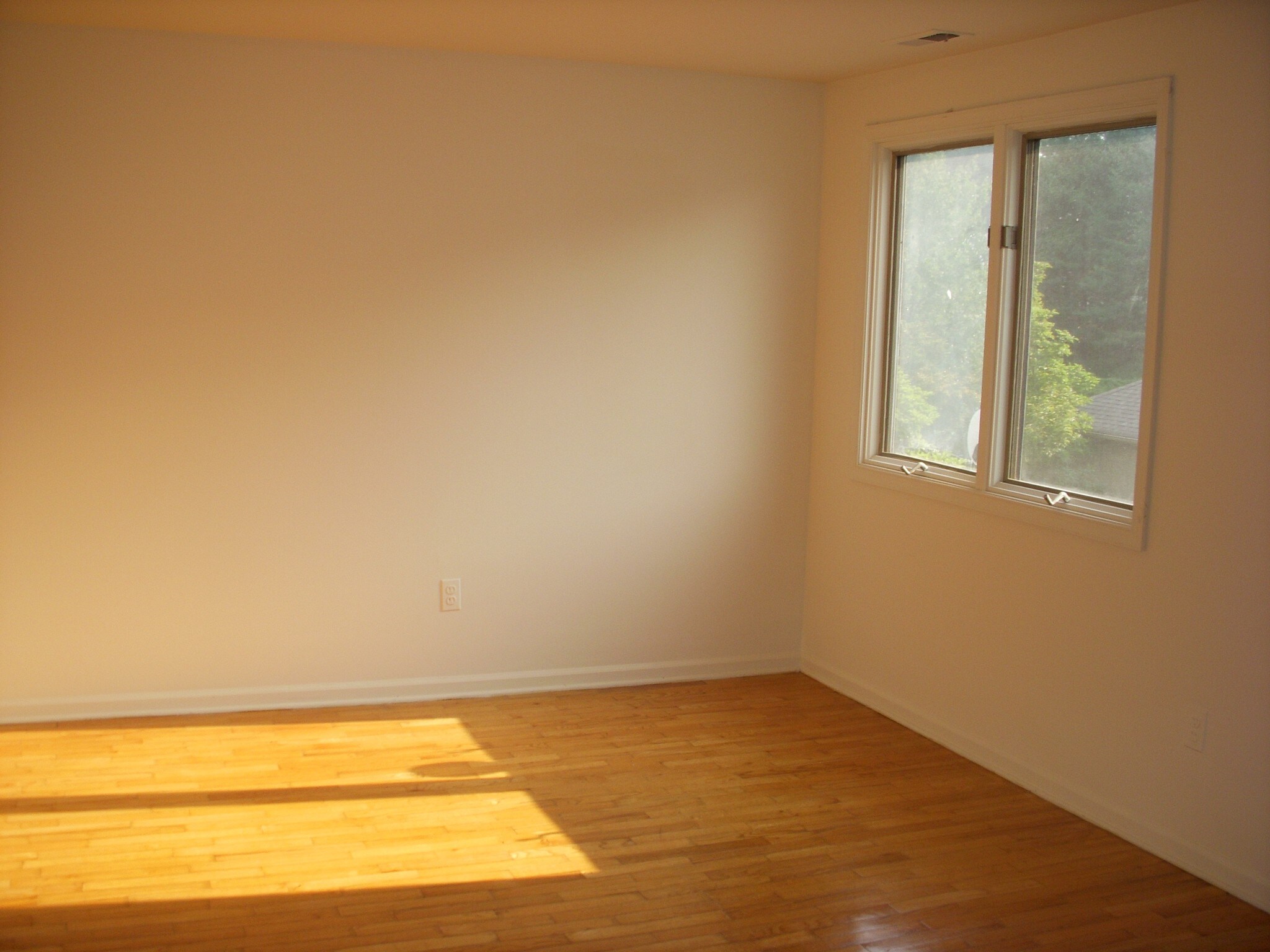 2nd Bed - Double Window - 140 Dickinson Ln