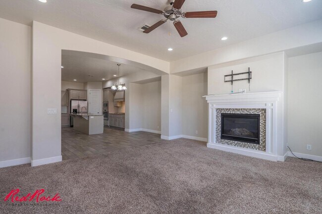 Building Photo - Pet Friendly 4 Bedroom Home in Coral Canyo...