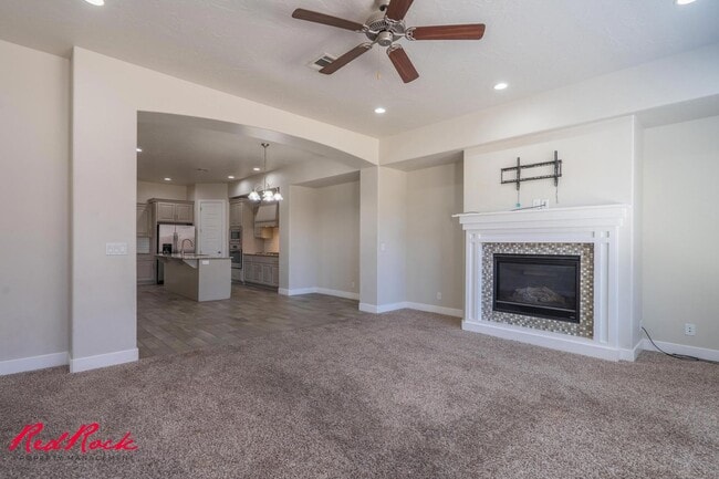 Building Photo - Pet Friendly 4 Bedroom Home! Internet Incl...