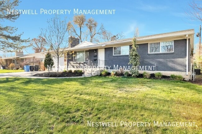 Building Photo - 1335 E Maplewood Cir