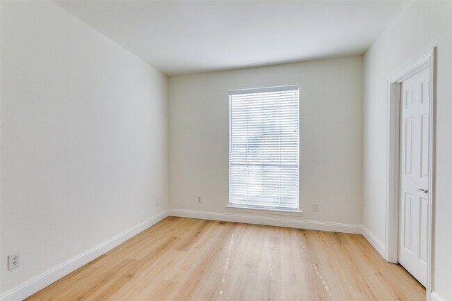 Building Photo - 1620 Greenway Dr