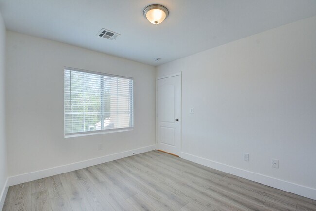 Building Photo - 2 Story 2 Bedroom Gated Community Amazing Location