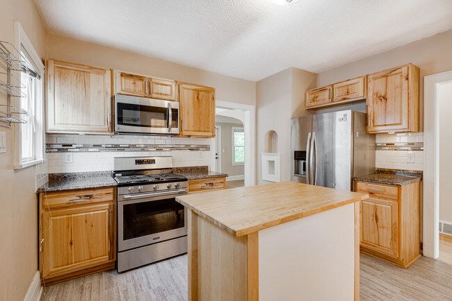 Building Photo - 700 24th Ave SE