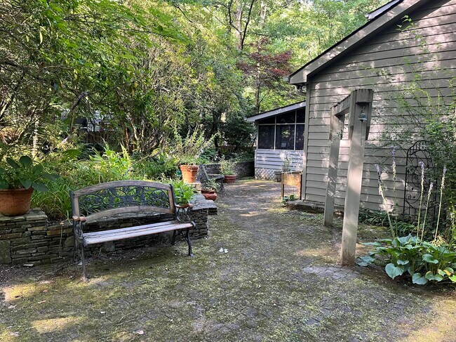 Building Photo - 487 Riverwood Dr