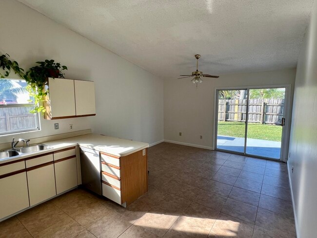 Building Photo - 7787 Ridgewood Dr